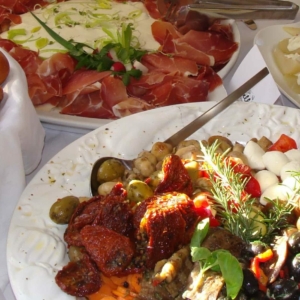 mediterranes Vorspeisenbuffet mit Antipastiteller und Brotkorb