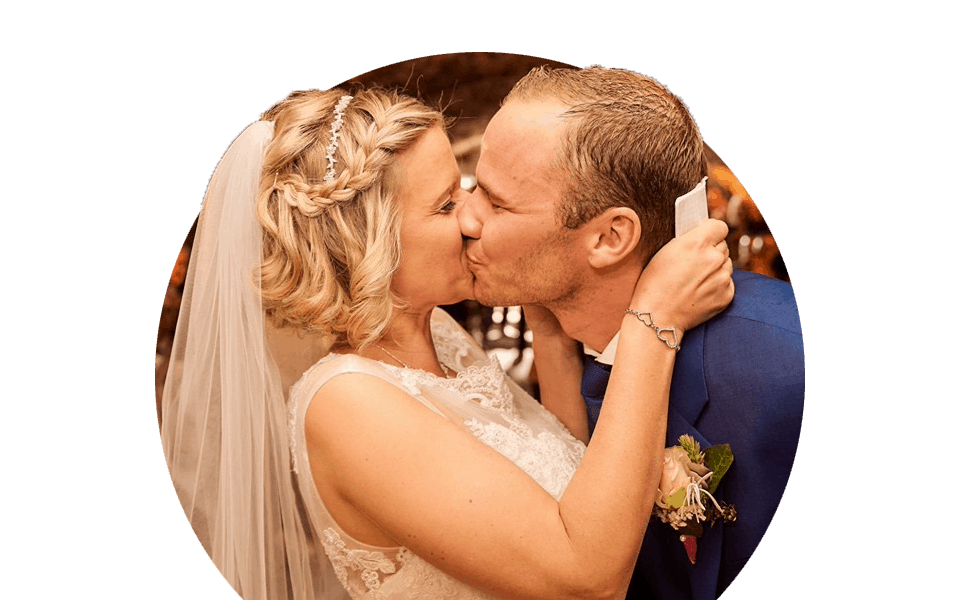 Brautpaar küsst sich leidenschaftlich nach der freien Trauung im Gewölbekeller