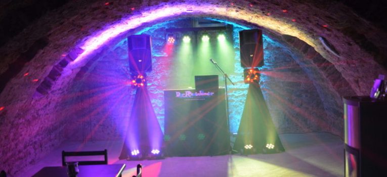 DJ Pult mit Lichtanlage verleiht dem Gewölbekeller Atmosphäre eines Clubs