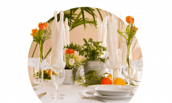 gedeckter Tisch mit orangefarbenen Tulpen im großen Salon