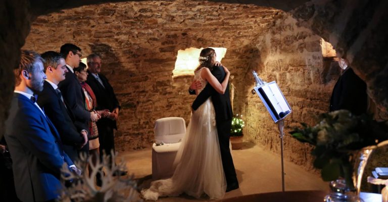 Hochzeitspaar umarmt sich nach freier Trauung im Gewölbekeller