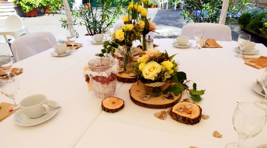 Tisch mit Kuchenservice und passender Hochzeitsdeko im Hof