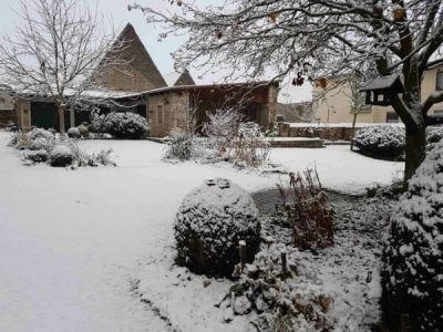 traumhafter Garten des Landhaus Odaia unter feiner Schneeschicht versteckt